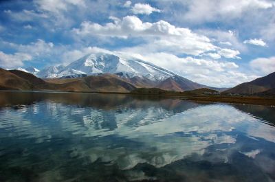 【逍遥·南疆】中巴友谊雪山路、白沙湖、石头城、金草滩、盘龙古道、班迪尔蓝湖、喀拉库勒湖、N39沙漠、塔克拉玛干沙漠种棵树、莎车老城、莎车王陵、高台民居、食光老街、喀什古城4日拼车游